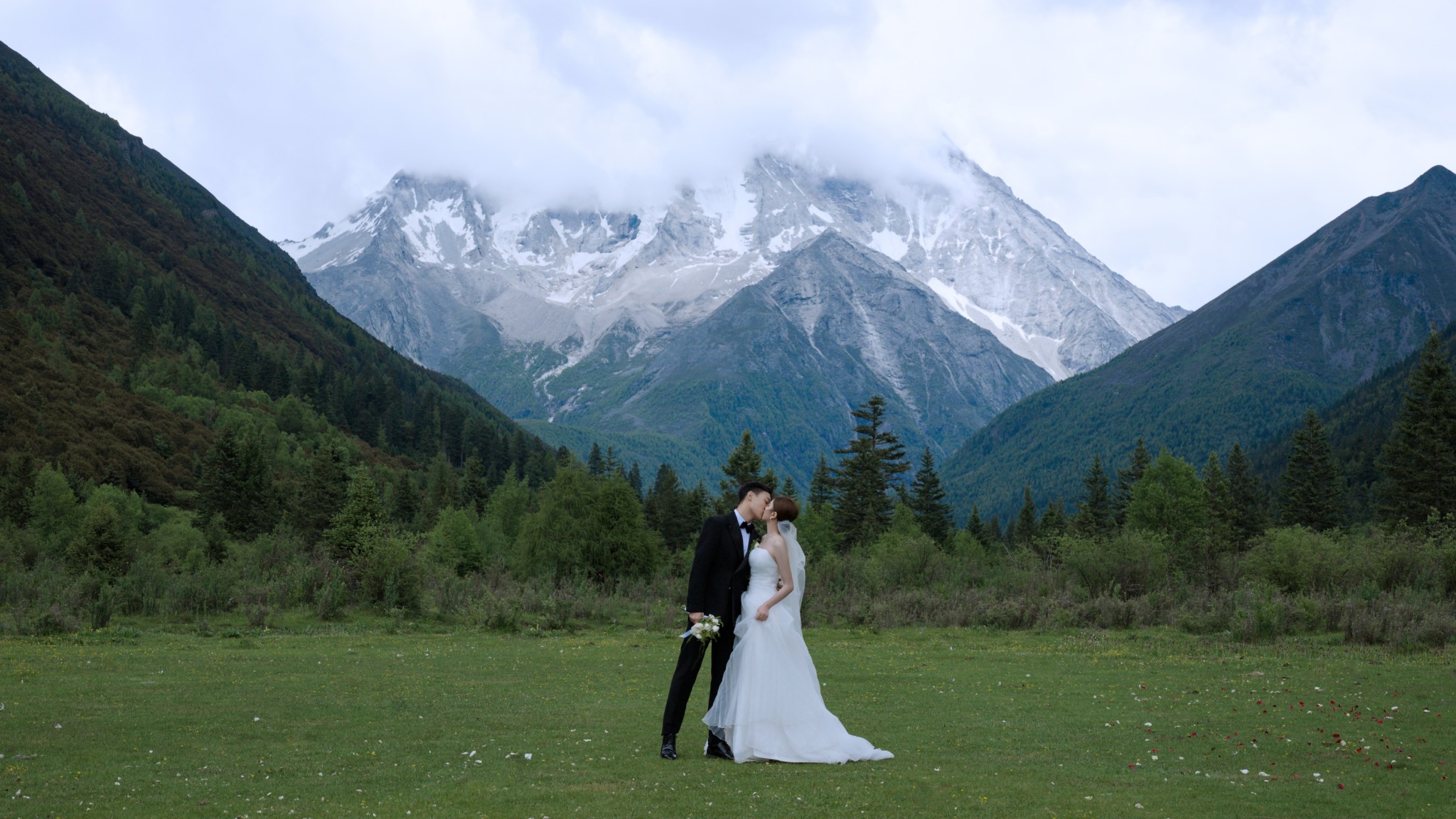 王启任与李远航在雪山下的婚纱照